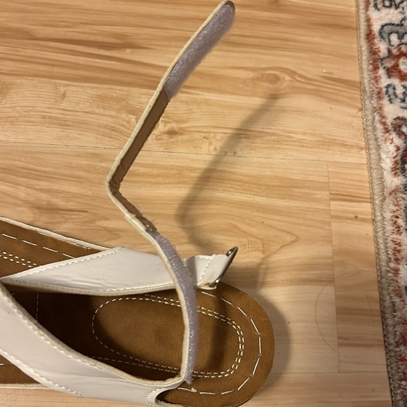 EUC,WHITE sandals,size 8M,worn once,very lightweight,faux LEATHER, Velcro strap - Picture 9 of 13